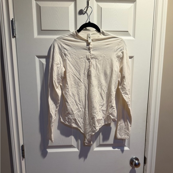 SKIMS Cream Long Sleeve Bodysuit - Picture 7 of 7